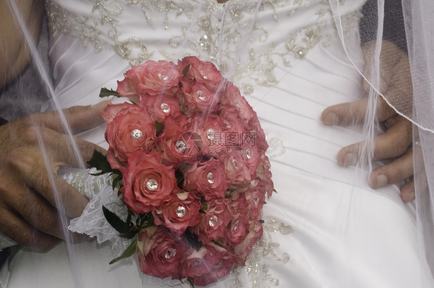 新郎手握红花束在新娘屁股上图片