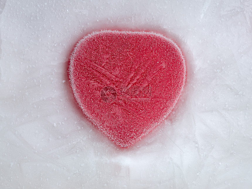 冰中的心脏红色对象冻结白色冰晶冷藏水平图片