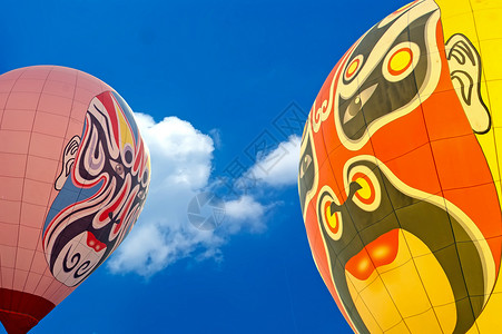 起飞前两个热空气气球的一部分旅行京剧面具蓝色白色红色运动天空背景图片