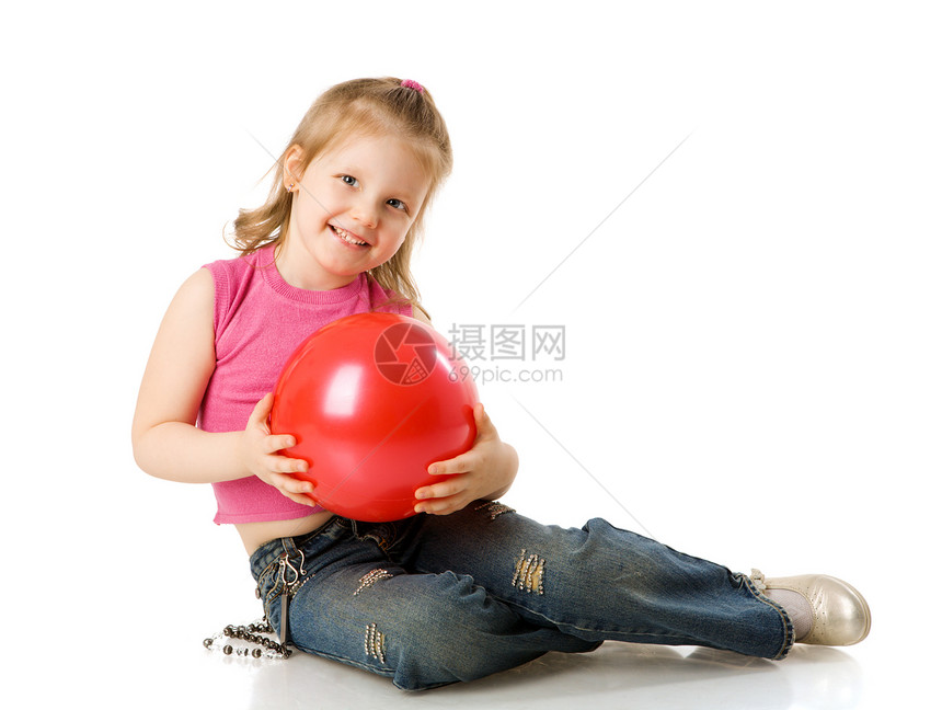 女孩拿着球白色活力喜悦童年牛仔裤孩子幸福微笑金发快乐图片