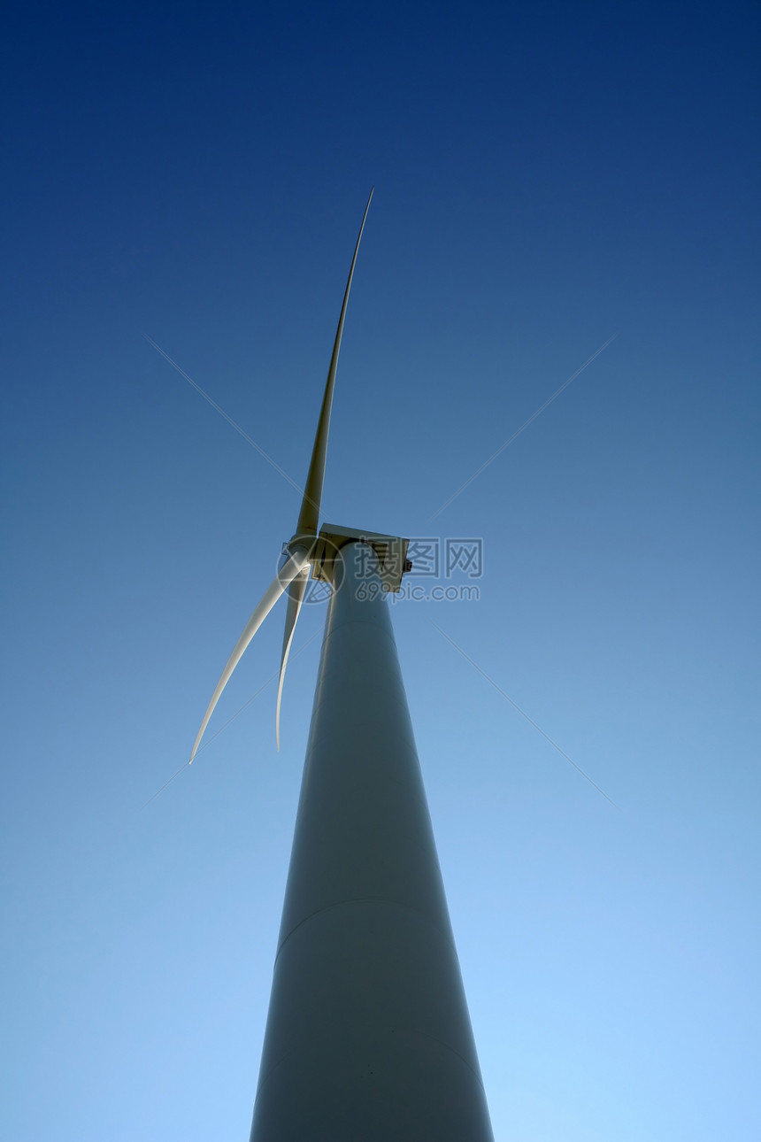 纯能源地平线技术风力发电机涡轮机涡轮蓝色天空小径尾迹图片