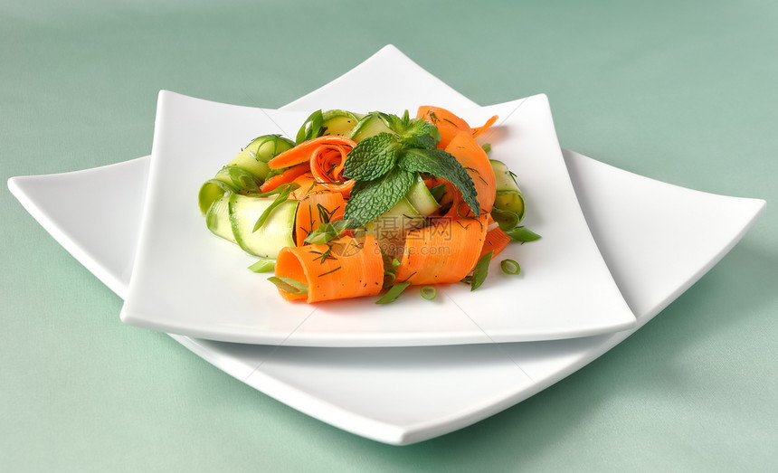Zucchini沙拉加胡萝卜香菜午餐饮食种子产品薄荷小吃洋葱敷料蔬菜图片