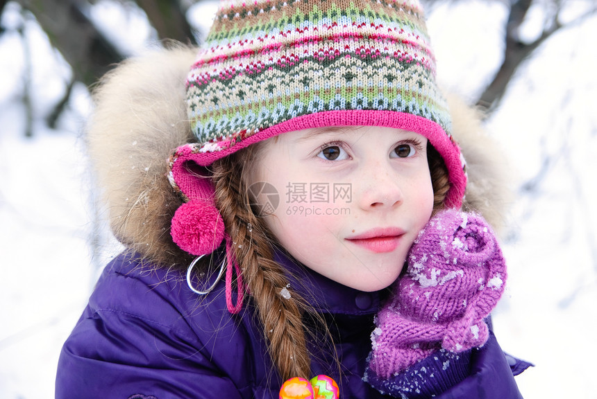 在冬天的树林里 漂亮的小女孩图片