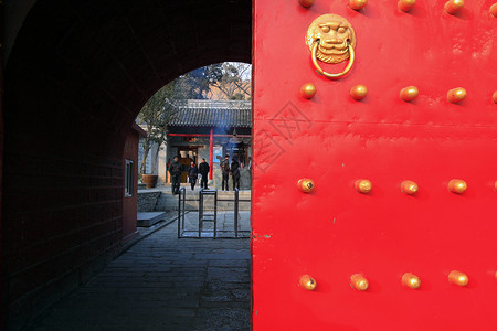宗教建筑建设叶子概念红色庙门建造旅行背景图片