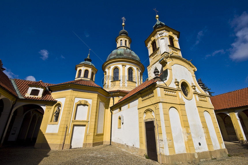 在白山教堂举行蓝色晴天天空窗户爬坡艺术教会旅游历史建筑图片