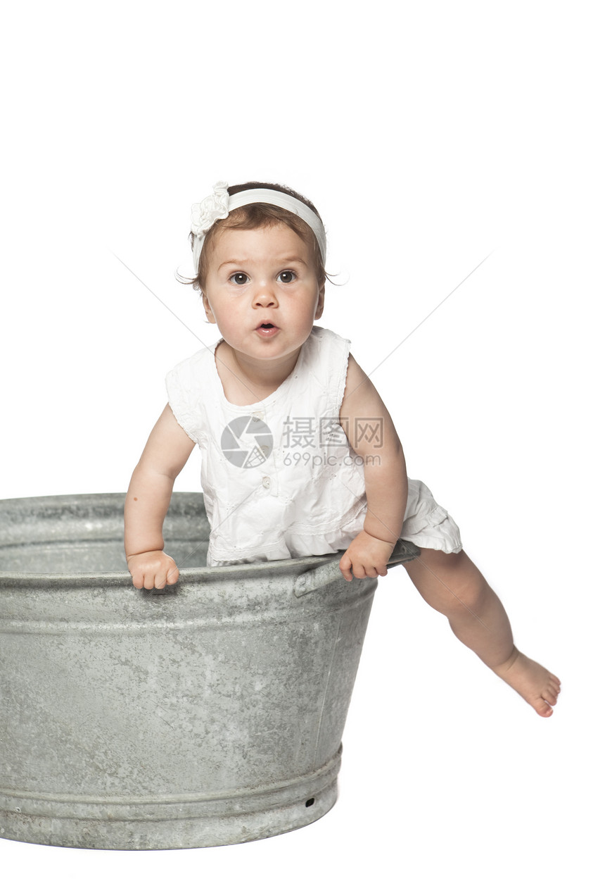 婴儿在桶中生活女儿家庭后代价值观家长嘴唇父亲小女孩地板图片