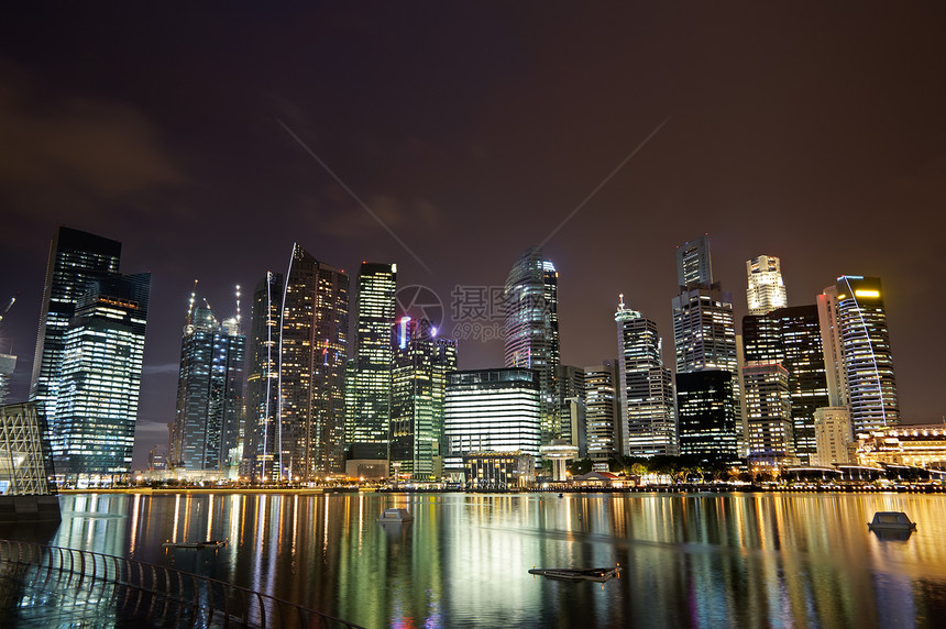 色彩多彩的夜晚建筑摩天大楼蓝色商业天空场景风景反射中心建筑学图片