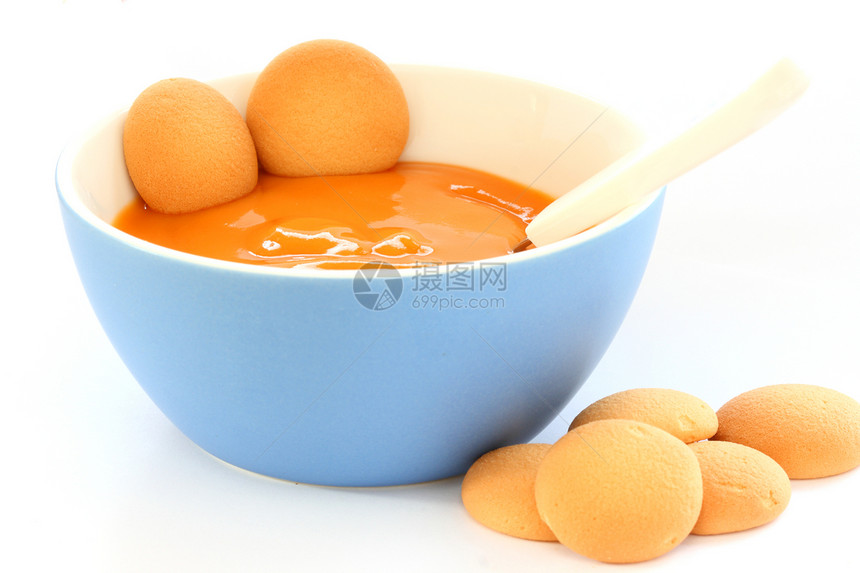 带孩子的红碗水果和海绵饼干米食物白色饼干蓝色橙子海绵爸爸糊状服务果味图片