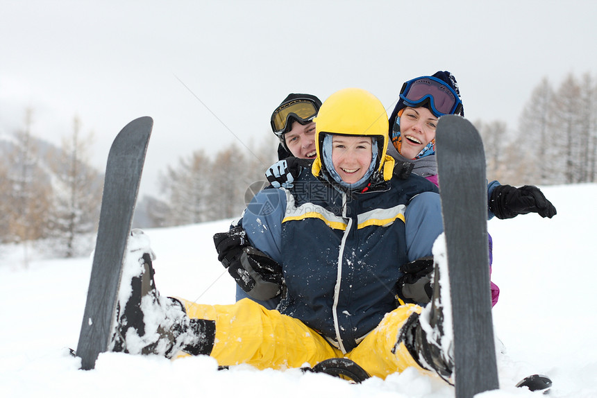 滑雪者山脉享受朋友们娱乐青少年运动假期追求幸福女性图片