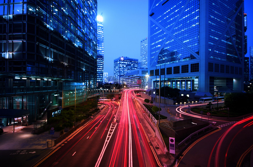 繁忙高速公路上的灯光小道图片