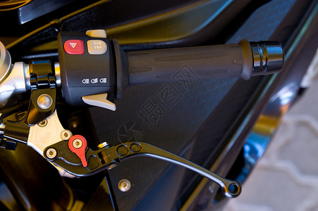 一辆大型摩托车的处理棒和刹车杠杆背景图片