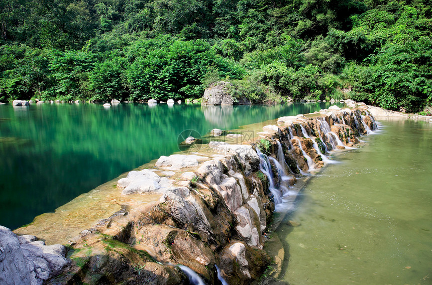 中国云台山的瀑水和级联岩石蓝色踪迹地质地质学矿物运泰瀑布力量吸引力图片
