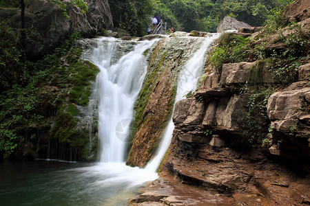 中国云台山的瀑水和级联茶点地质溪流运泰岩石吸引力旅行蓝色瀑布矿物背景图片