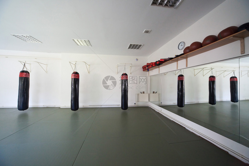 内部拳击体育馆肌肉运动健身房镜子锻炼训练图片