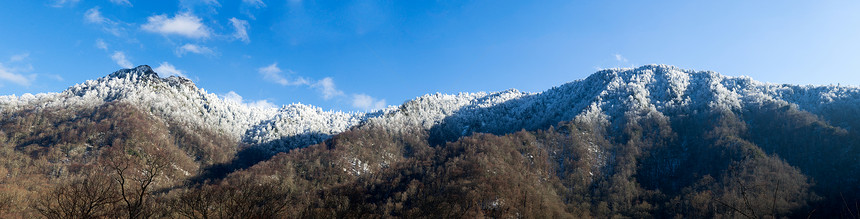 雪中的辣椒顶部山峰蓝色乡村烟囱公园磨砂风景山脉场景阳光图片