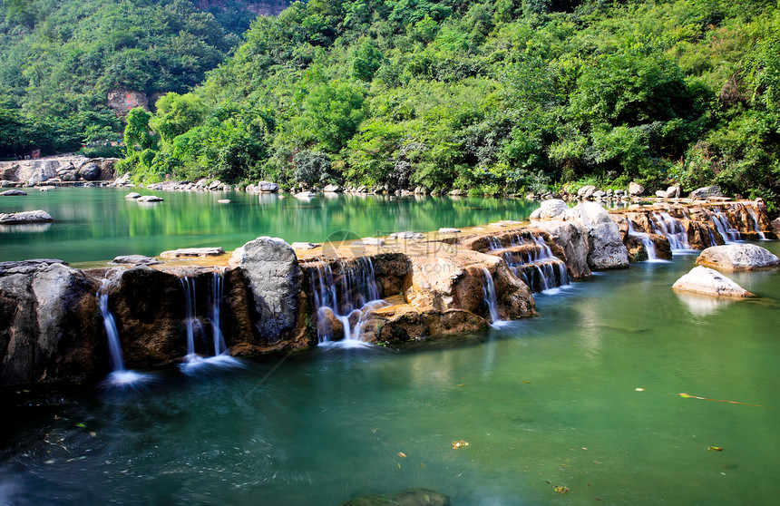 中国云台山的瀑水和级联溪流力量吸引力茶点岩石地质矿物瀑布运泰踪迹图片