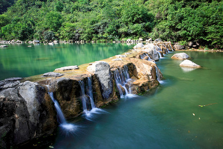 中国云台山的瀑水和级联吸引力岩石踪迹溪流地质茶点蓝色运动运泰地质学背景图片