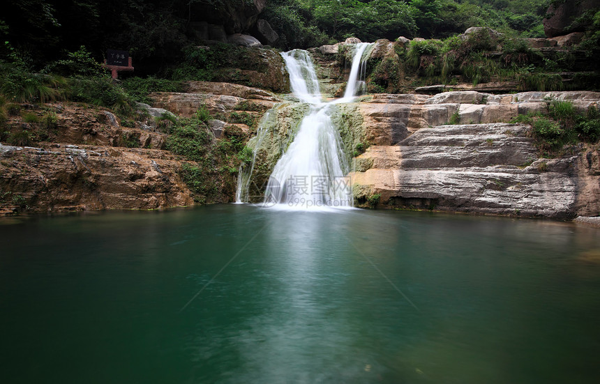 中国云台山的瀑水和级联力量矿物茶点瀑布地质旅行溪流旅游吸引力运泰图片