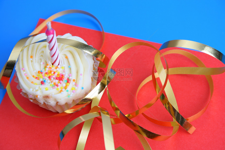 生日蛋糕蛋糕金子庆典红色丝带甜点香草小雨旋转蜡烛蓝色图片