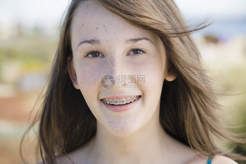少女外出门肖像雀斑牙齿海洋女孩青少年微笑青年黑发女性水平图片