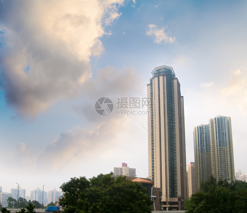 现代高楼公寓触摸天空场景窗户建造蓝色地标市中心公园建筑学城市财产图片