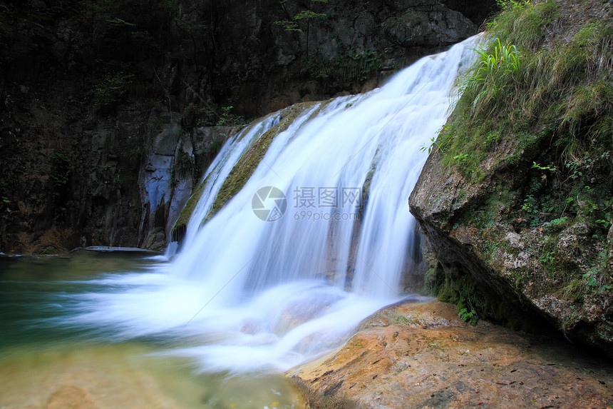 中国云台山的瀑水和级联地质蓝色瀑布吸引力力量运泰地质学踪迹旅行图片