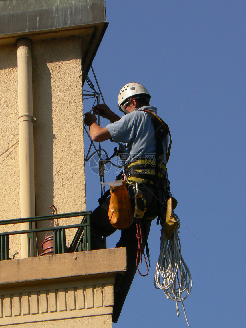 男性被悬停团队天际危险玻璃头盔天空登山工人摩天大楼绳索图片