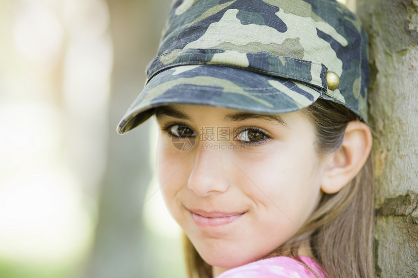 斯密利特温女孩的肖像幸福女性个性公园帽子少年孩子青年微笑水平图片