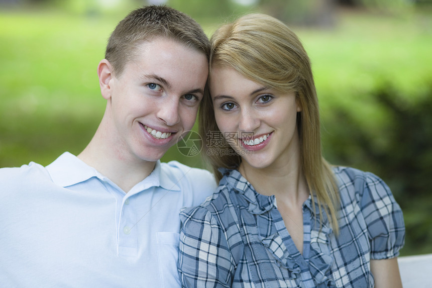2名青少年幸福享受男朋友同伴长椅金发公园女性女朋友夫妻图片