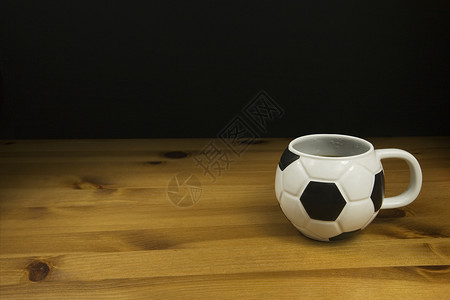 足球 在木制桌上的咖啡泥深色桌子咖啡杯水平背景摄影杯子影棚拍摄背景图片