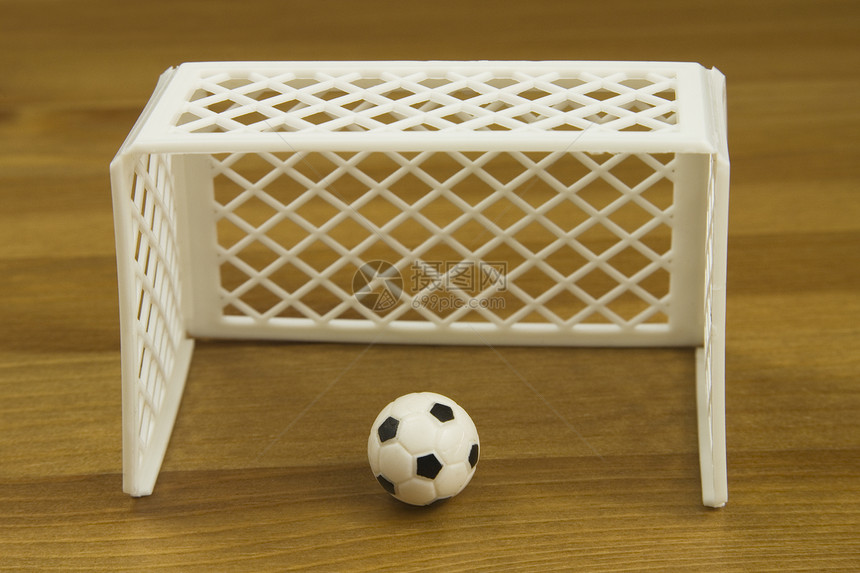 在木桌上贴近一张表 顶尖的足球和球门柱影棚背景摄影深色桌子水平图片