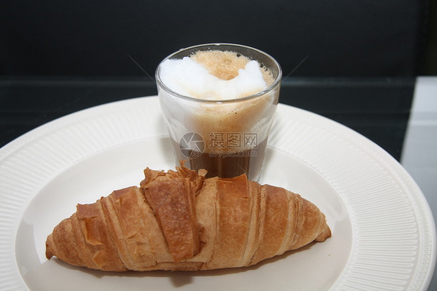 大陆法语早餐会早餐白色面包棕色咖啡盘子牛奶图片