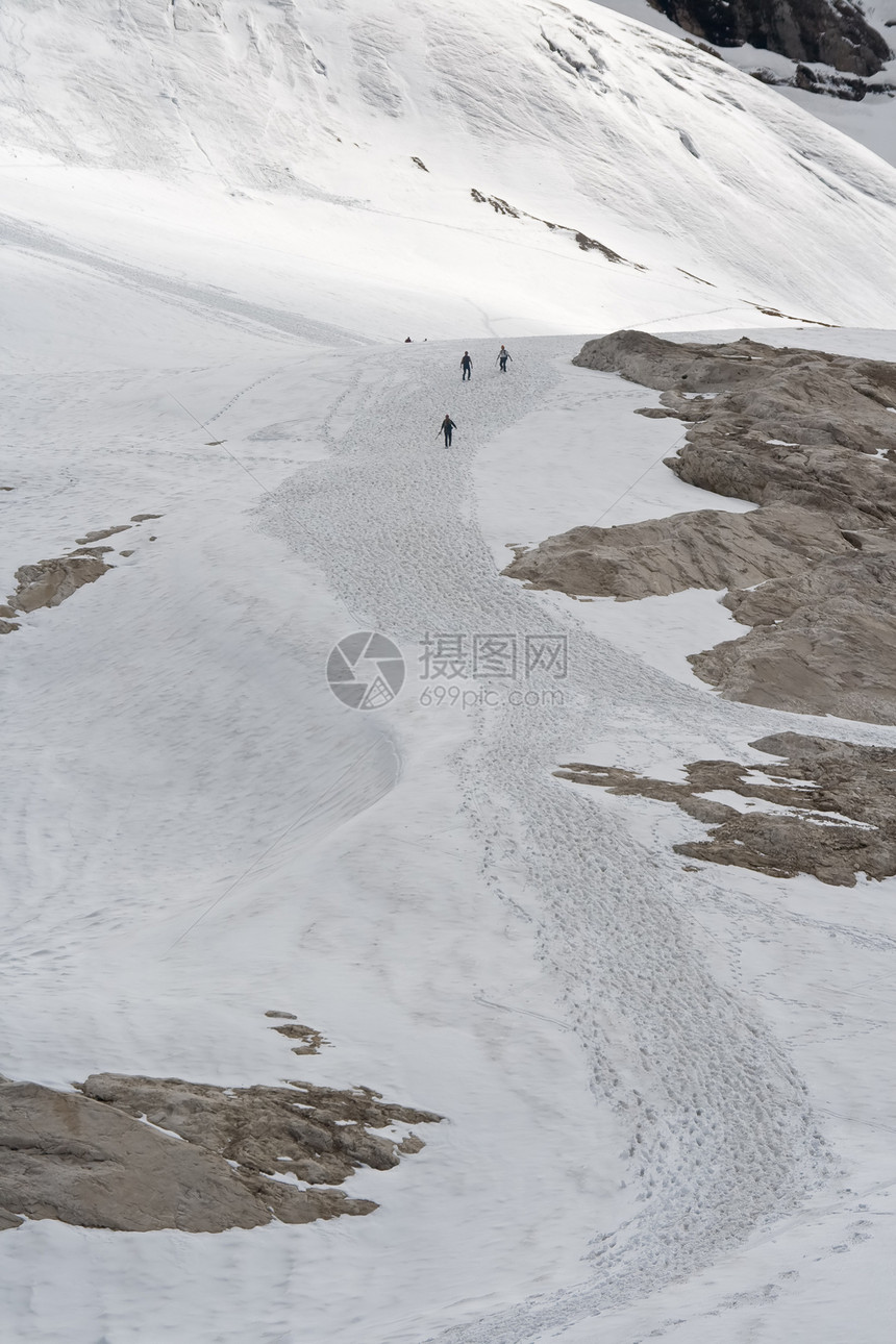 马莫拉达冰川远足男人岩石运动风险登山者旅行首脑登山滑雪图片