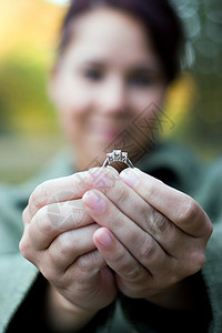持有戒指的妇女钻石高清图片素材