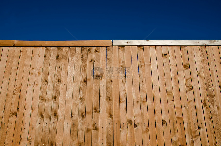 蓝色天空的木栅栏图片
