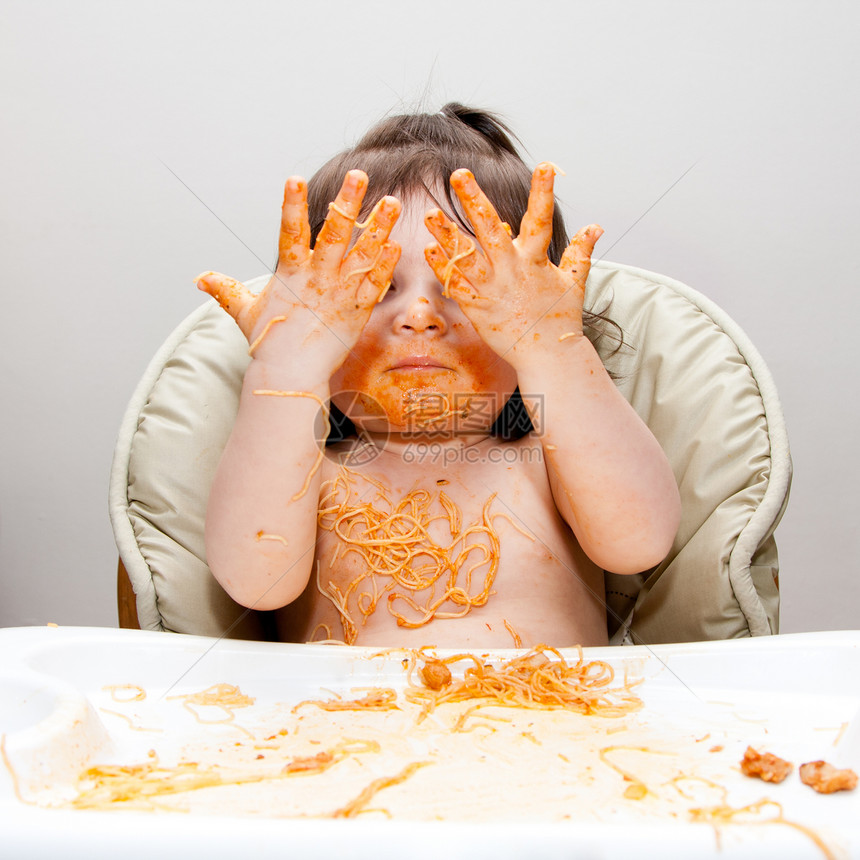 欢乐快乐的滑稽杂乱饮食者女性孩子儿童女孩食物面条乐趣婴儿图片