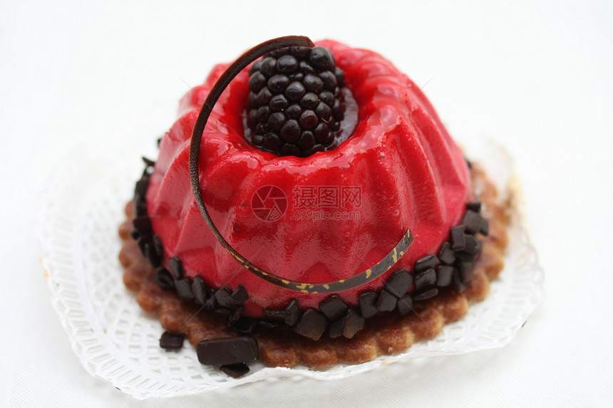 配有巧克力和搅拌装饰的红水果蛋糕树枝白色糖果面包水果蛋糕棕色糕点图片