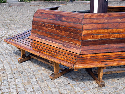 公园中的木板凳棕色座位小路孤独木头木材家具休息椅子城市背景图片