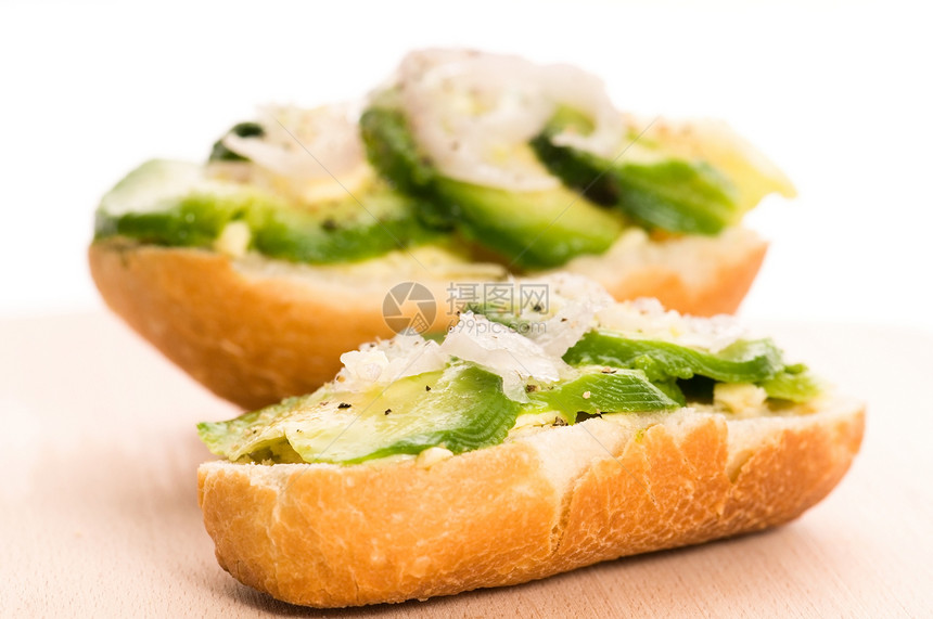 木板上含鳄梨的三明治洋葱包子草本植物午餐健康叶子蔬菜棕色面包胡椒图片