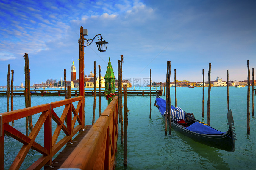 威尼斯阳光港口码头蓝色巡航运河日落房子全景场景图片