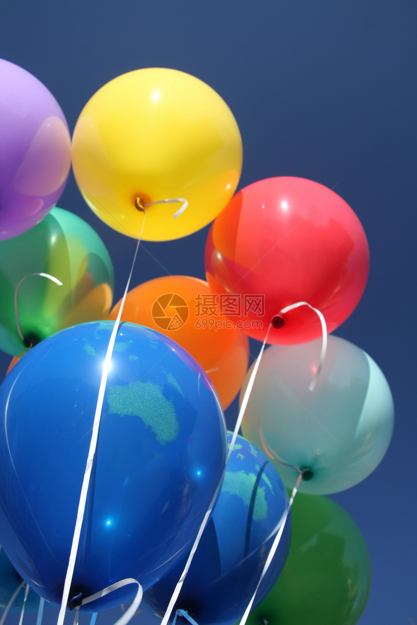 清蓝天空中的多彩气球橙子紫色幸福庆典黄色绿色派对生日空气彩虹图片