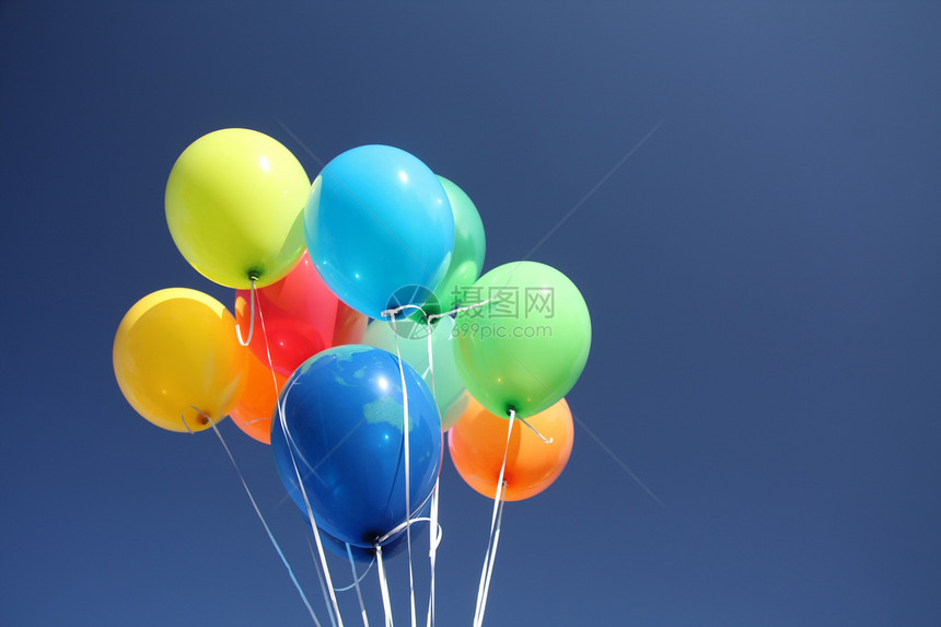 清蓝天空中的多彩气球乐趣生日庆典彩虹派对橙子黄色红色幸福紫色图片