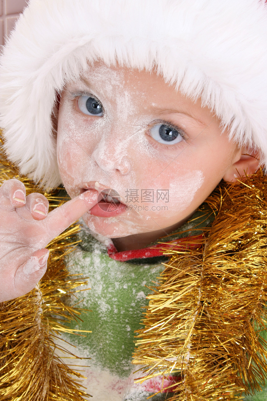 烤圣诞饼干厨房绿色手指儿童红色男生白色烘烤帽子面粉图片
