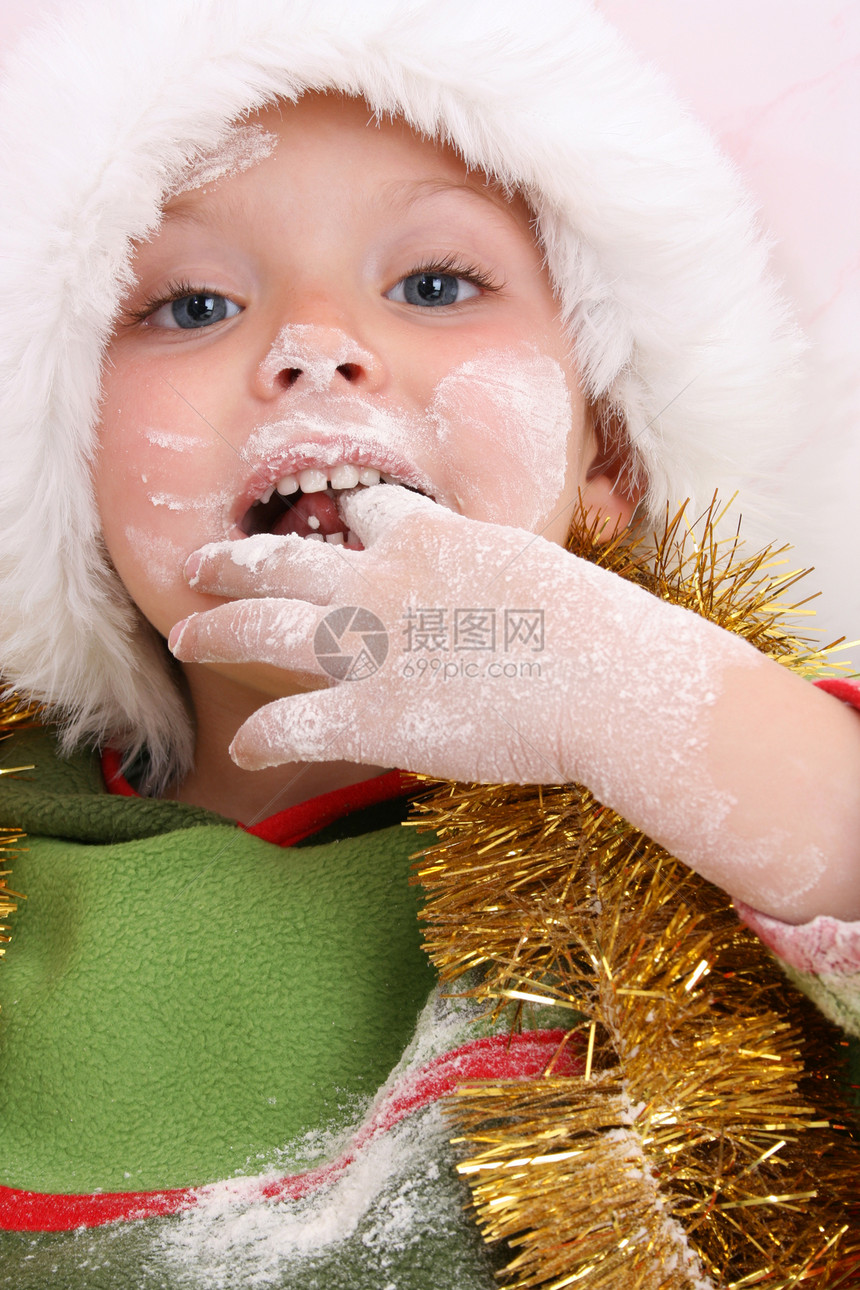 烤圣诞饼干烘烤乐趣绿色白色孩子儿童红色厨房面粉帽子图片