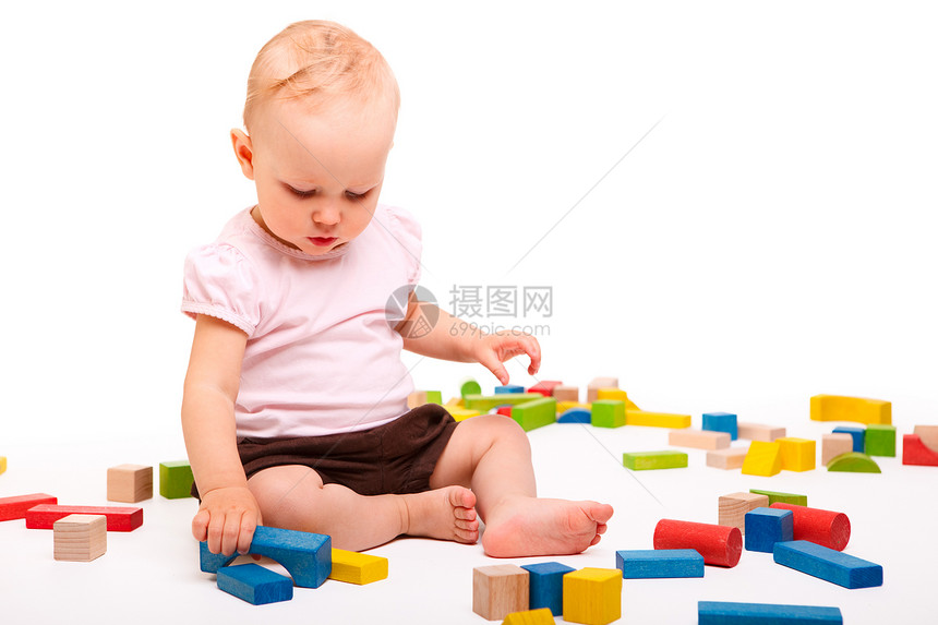 女孩玩砖头游戏金发学孩子童年白色婴儿行动儿童玩具图片
