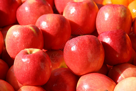 红苹果销售水果食物红色背景图片