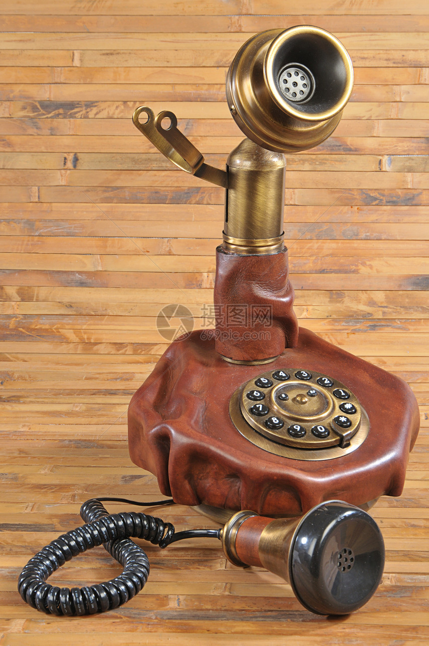 孤立的旧式电话棕色管子耳机通讯数字历史竹子白色全球乡愁图片