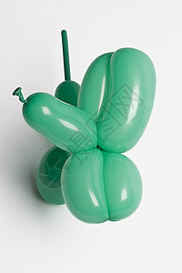 绿色气球狗创造力喜悦派对魔法雕塑工艺小狗玩具乐趣紫色背景图片