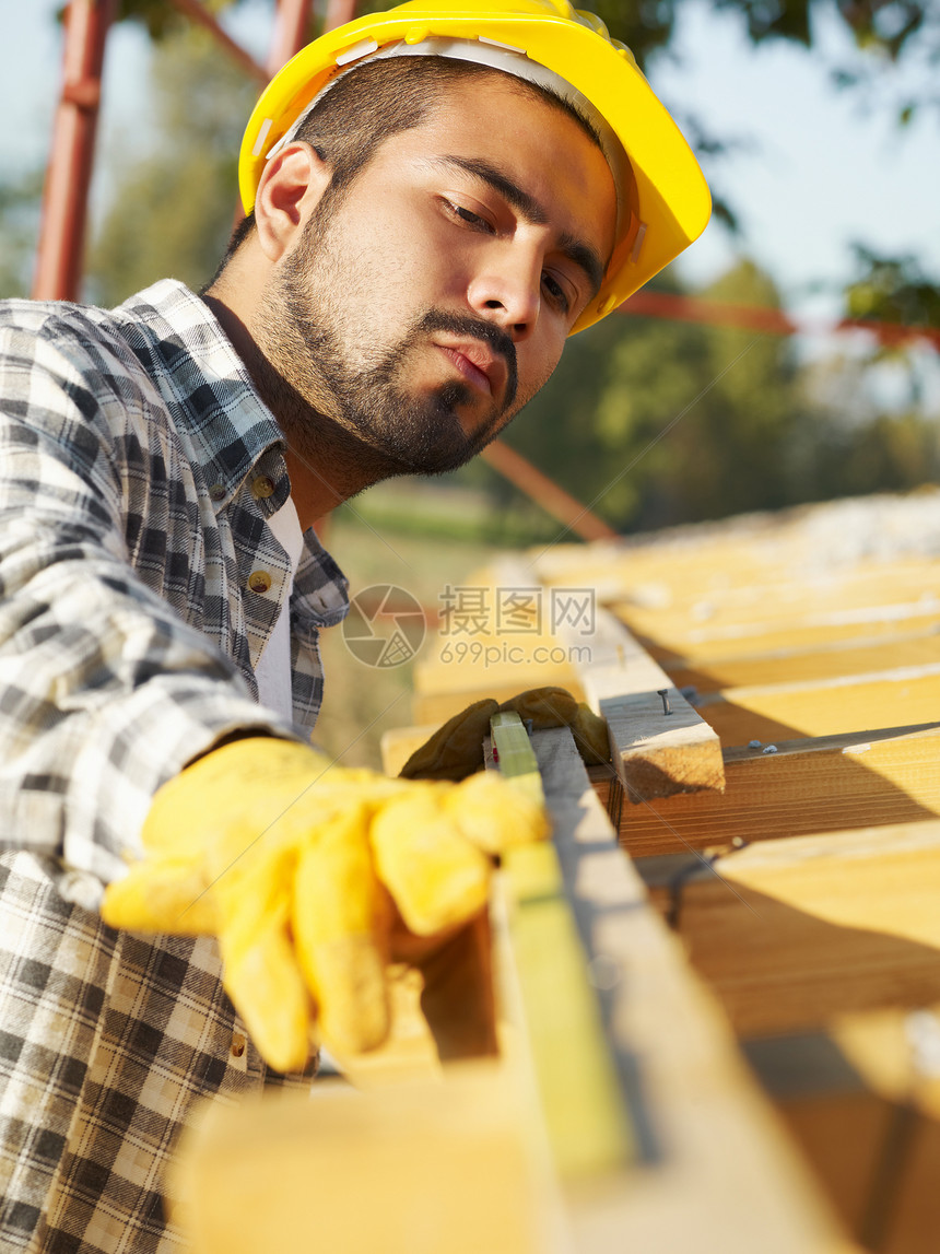 建筑业工人卷尺测量齿轮工作建设者基础设施职业工地头盔体力劳动者图片