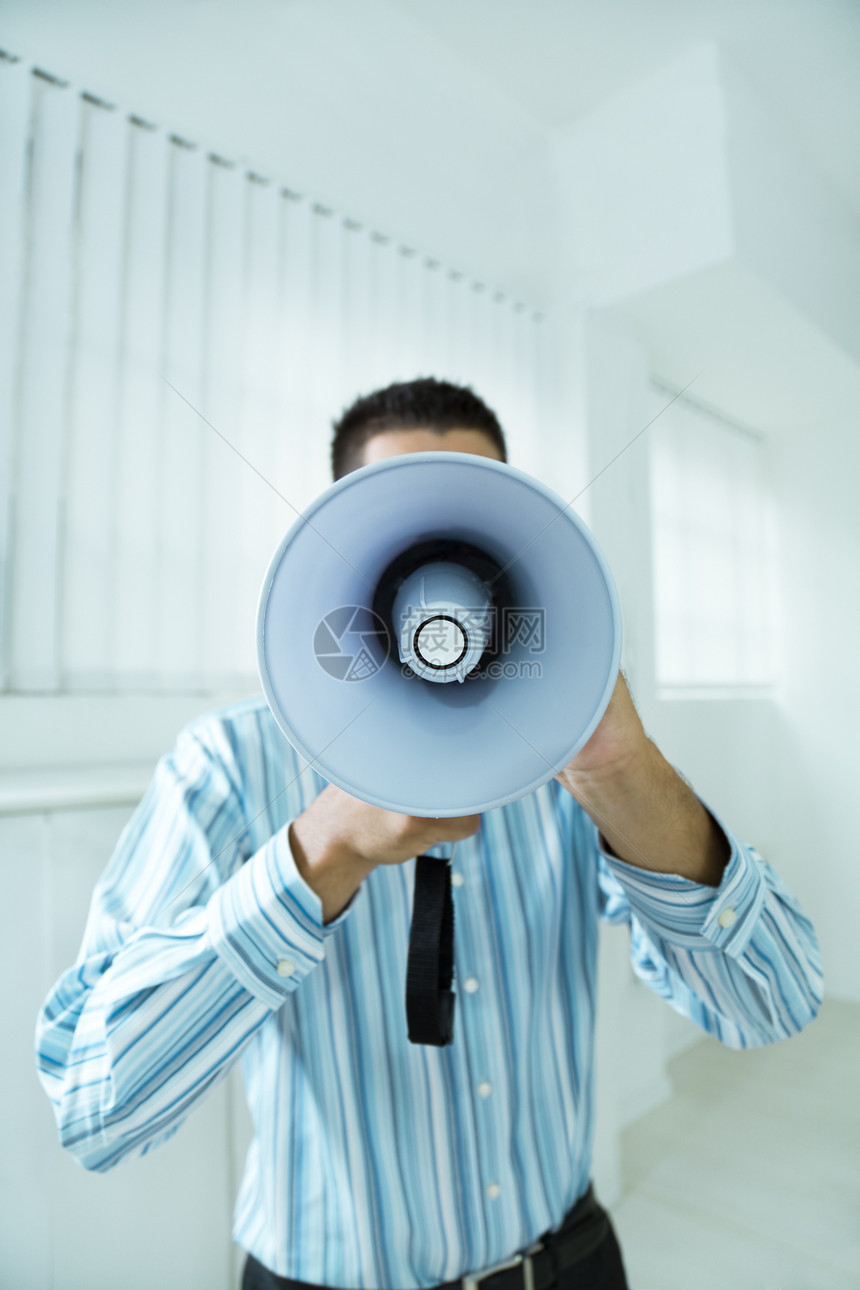 扩音扩音器公告扬声器年轻人商务白色服饰蓝色生意人办公室图片